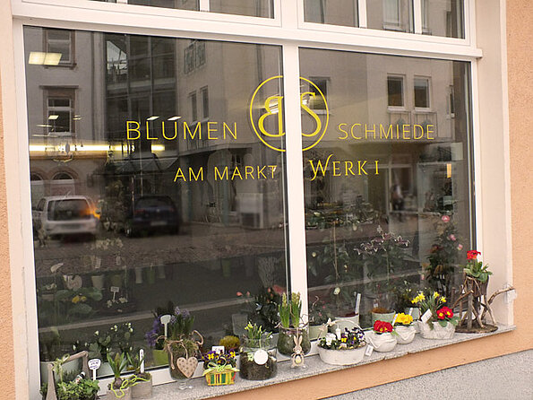 Schaufensterbeklebung für Trauerfloristik Blumenschiede mit Corporate Design