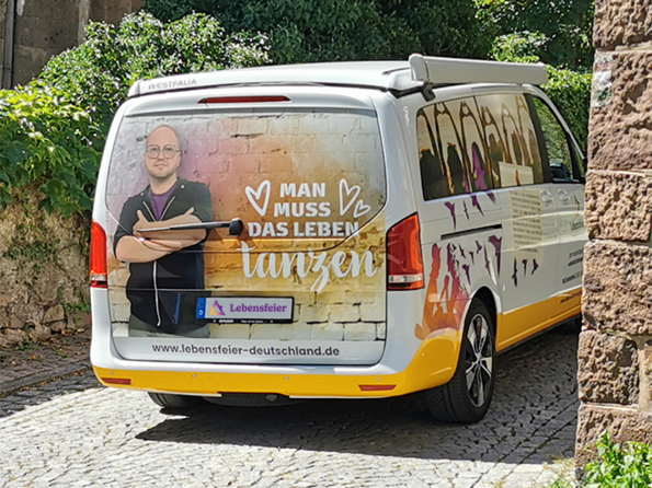 Fahrzeugfolierung für Bestattungsunternehmen Lebensfeier auf Bus im Corporate Design