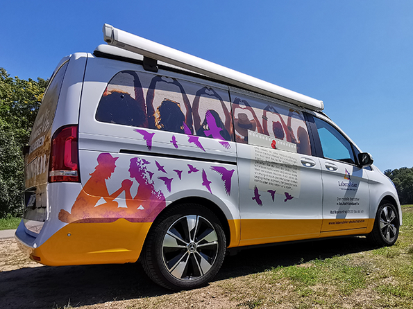 Fahrzeugfolierung für Bestattungsunternehmen Lebensfeier auf Bus im Corporate Design