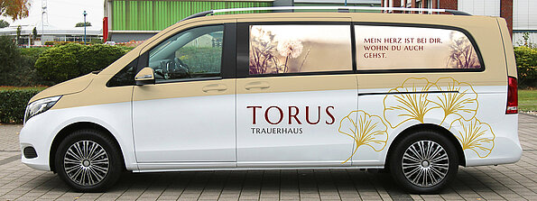Fahrzeugfolierung für Bestattungsunternehmen Torus im Corporate Design