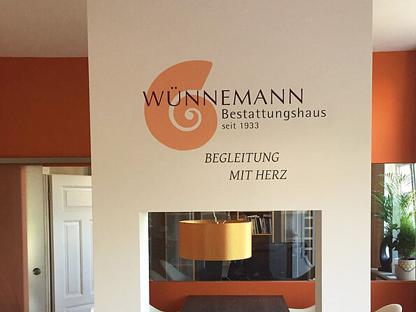 Wandtattoo im Corporate Design für Wünnemann Bestattungen