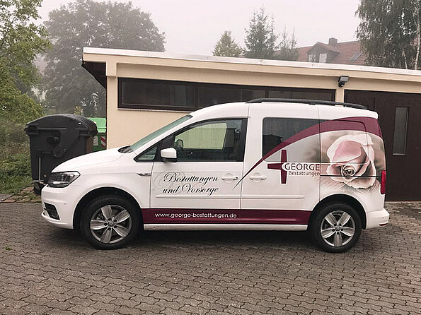 Fahrzeugfolierung für Bestattungsunternehmen George auf Bus im Corporate Design