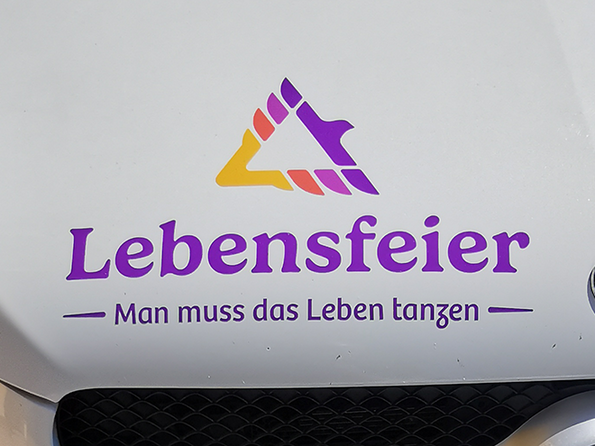 Fahrzeugfolierung für Bestattungsunternehmen Lebensfeier auf Bus im Corporate Design